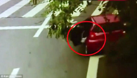 Con văng xuống đường vì mẹ quên khóa cửa ôtô