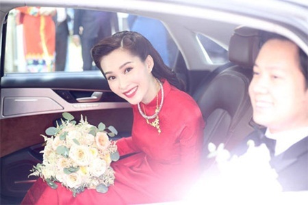Thu Thảo diện áo dài đỏ, tươi cười rạng rỡ trong ngày lên xe hoa