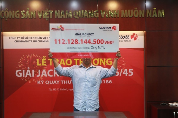 Vietlott trao giải Jackpot 112 tỷ đồng cho khách hàng ở Đồng Nai