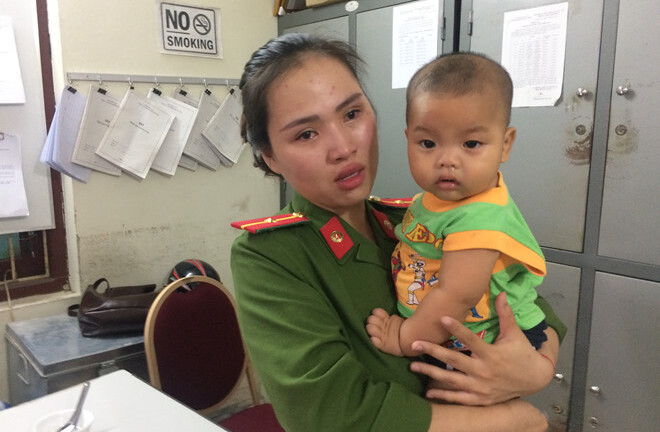 Thông tin bất ngờ vụ bé trai bị bỏ rơi ở nhà nghỉ được nữ thiếu úy cho bú