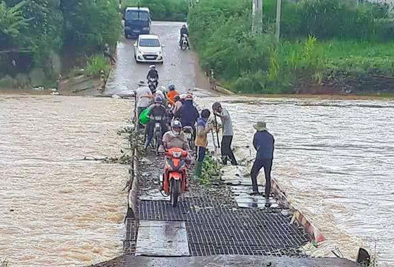 Nỗi đau của người cha khi chứng kiến cảnh con trai 8 tuổi bị nước cuốn trôi