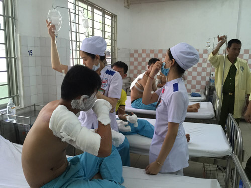 Hóa chất tẩy rửa bồn cầu làm cháy da mặt, bỏng cổ một nam thanh niên