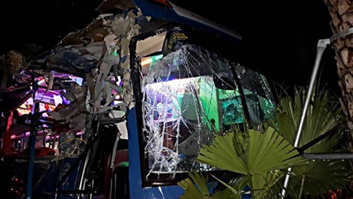 Xe chở khách du lịch ở sân bay Nội Bài nát đầu do va chạm với xe tải