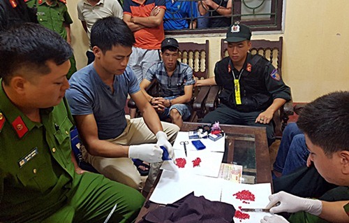 Chặn xe taxi chạy quá tốc độ mang theo 594 viên ma túy tổng hợp