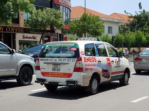 Lãnh đạo taxi Vinasun lên tiếng việc tài xế dán decal phản đối Uber,Grab