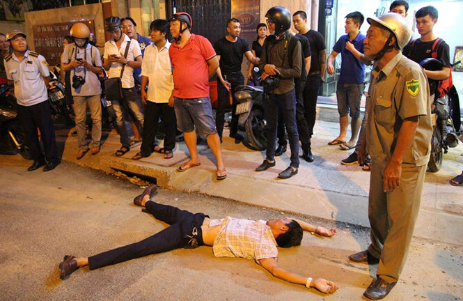 Tài xế đập xe, vờ cắn lưỡi ăn vạ khi bị ông Đoàn Ngọc Hải xử lý