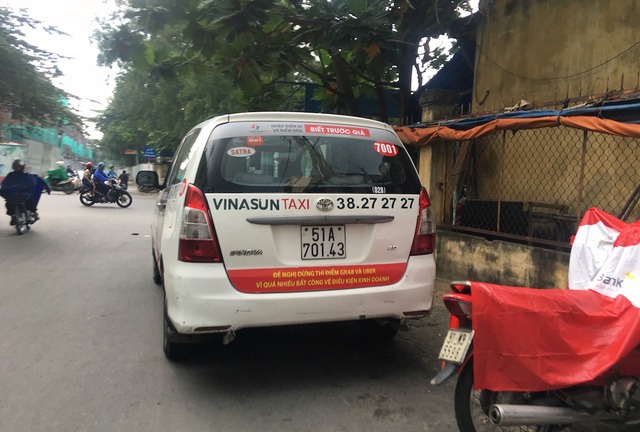 Tài xế Vinasun tự gỡ khẩu hiệu phản đối Uber, Grab