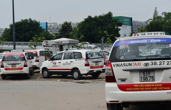 Bộ Công Thương đang xem xét xử lý việc dán khẩu hiệu phản đối Uber, Grab