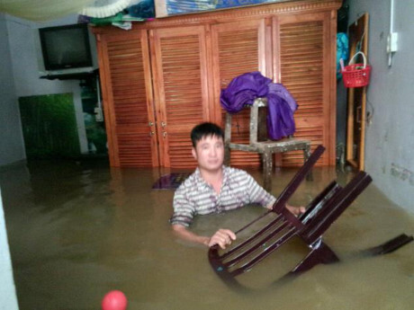 Rơi nước mắt với hình ảnh người dân oằn mình chống lũ