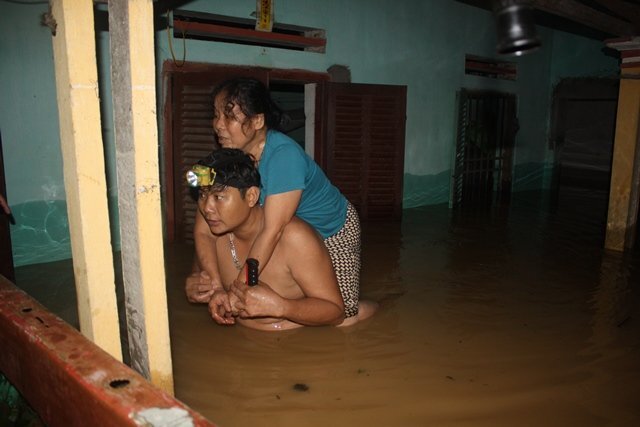 Con trai cõng mẹ chạy trận lũ lịch sử ở Thanh Hóa