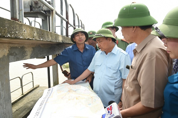 Hủy mọi cuộc họp, Thủ tướng đi thị sát, chỉ đạo hộ đê tại Ninh Bình
