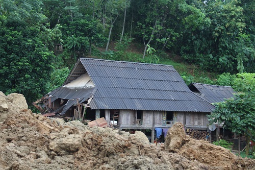 Video: Hiện trường vụ sạt lở, 18 người bị vùi lấp ở Hòa Bình