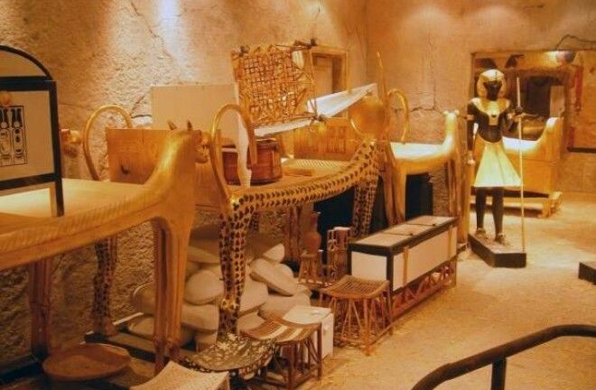 Căn phòng bí mật đầy của cải trong mộ vua Tut