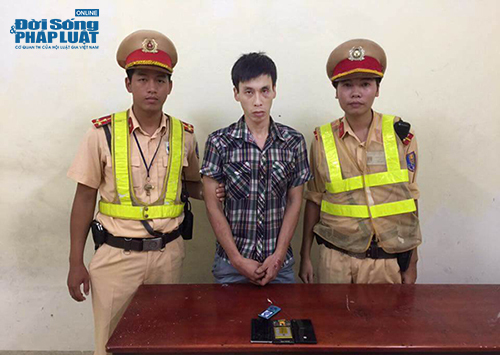 Đang đổ xăng, bất ngờ bị đối tượng áp sát giật điện thoại