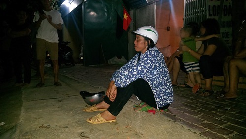 Người vợ trẻ khóc ngất bên chân cầu Thia hy vọng phép màu đến với chồng