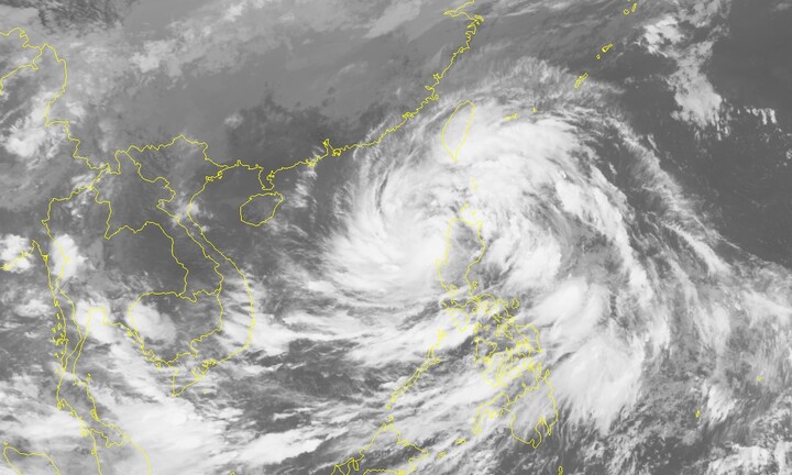 Bão số 11 giật cấp 10 đang mạnh lên hướng vào miền Trung