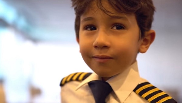 Cậu bé 5 tuổi thành phi công của một trong 10 hãng hàng không tuyệt nhất thế giới