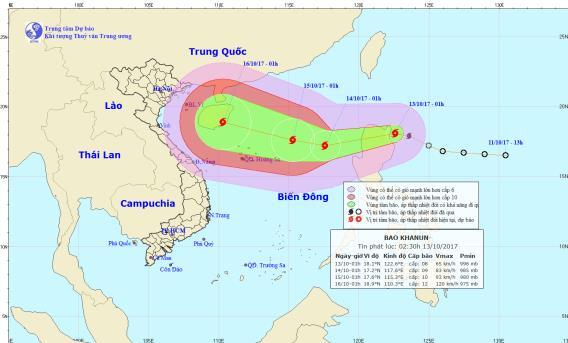 Bão Khanun giật cấp 10 đang tiến vào biển Đông