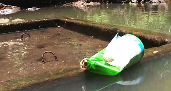 Người đàn ông đổ thuốc sâu vào bồn nước 