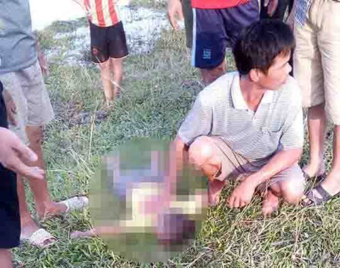Trượt chân ngã xuống vũng nước sâu, hai cháu bé đuối nước thương tâm