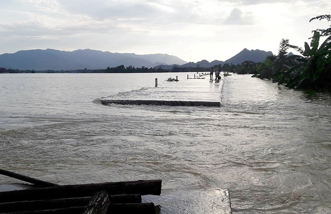 Bộ NN&PTNT lý giải nguyên nhân vỡ đê: Nước lũ vượt 