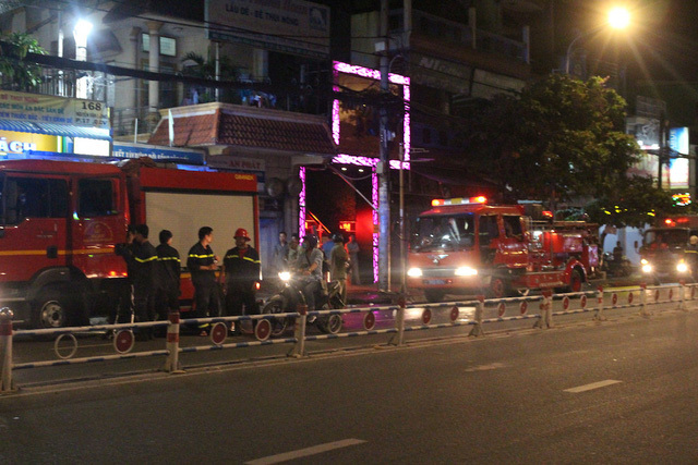 Căn nhà trên phố nhậu TP.HCM phát hỏa, dân hốt hoảng tháo chạy