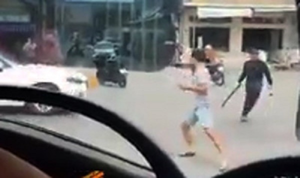 Nhóm thanh niên vác kiếm truy sát nhau trên quốc lộ