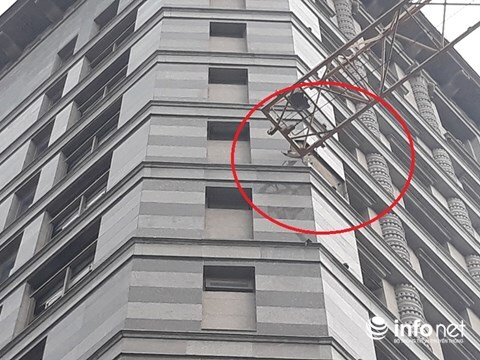 Cần cẩu đập vào nhà cao tầng,