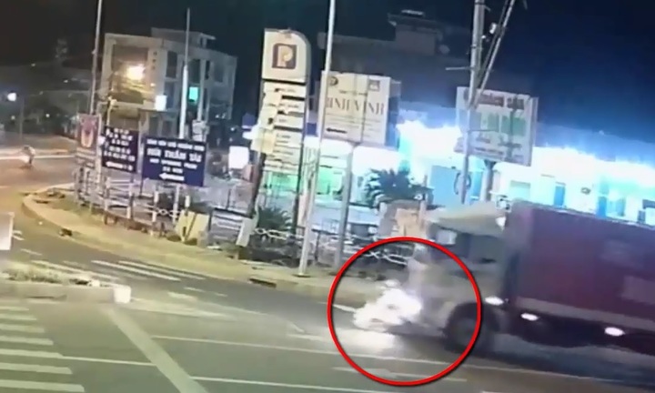 Clip: Va chạm với xe tải, nữ sinh bị cán tử vong ở 