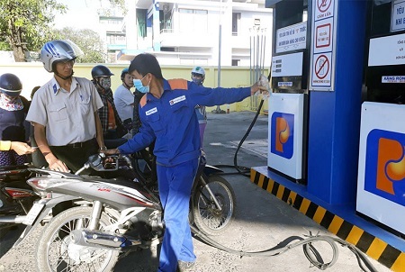 Giá xăng tiếp tục giảm 124 đồng/lít