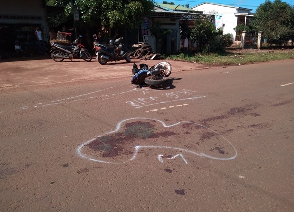 Xe máy kẹp 3 tông vào công nông, 3 người thương vong