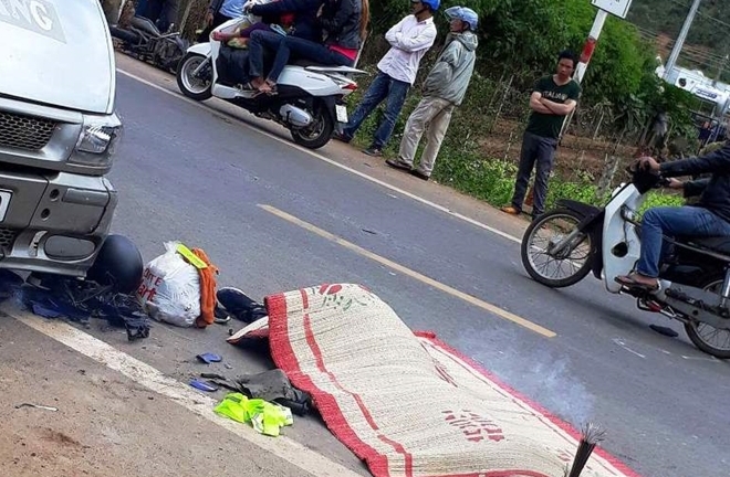 Chạy xe môtô tốc độ cao, phượt thủ bị xe khách đâm tử vong