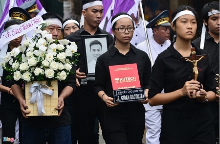 ĐH Hutech trao bằng tốt nghiệp tại đám tang nam sinh tử nạn vì bê tông