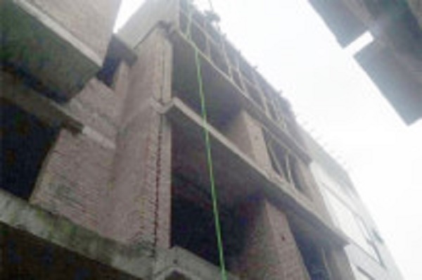 Công nhân thạch cao tử vong khi rơi từ tầng 3 xuống đất 