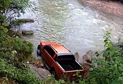 Chiếc xe bán tải cùng xác người đàn ông bí ẩn dưới dòng suối