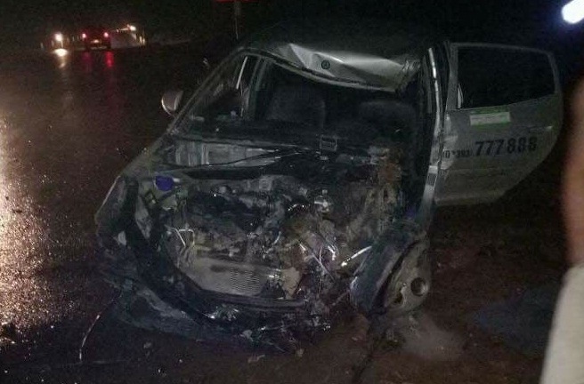 Taxi nát đầu sau cú va chạm với xe khách, 3 người bị thương nặng