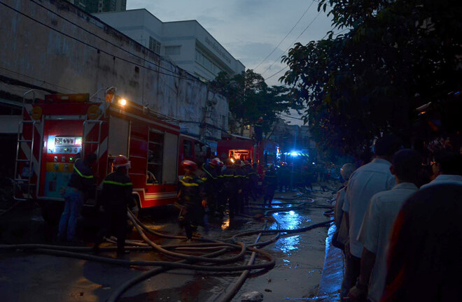 Khói lửa bốc cao hàng chục mét tại chợ phụ tùng xe máy lớn nhất Sài Gòn