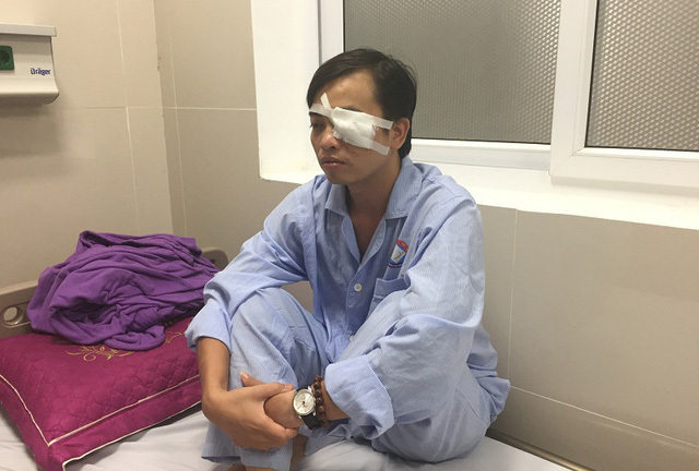 Can ngăn đánh người, bác sĩ bị hành hung trước phòng cấp cứu