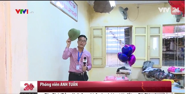 Vữa trần nhà liên tục rơi xuống, học sinh Hà Nội đội mũ “bảo hiểm” trong lớp học