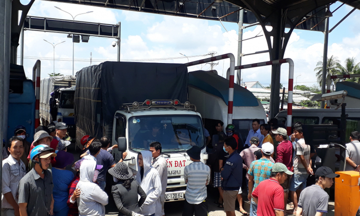 CSGT làm việc với khoảng 20 tài xế dùng tiền lẻ qua trạm BOT Biên Hòa