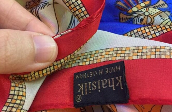Khách hàng mang khăn lụa Khaisilk đi kiểm định