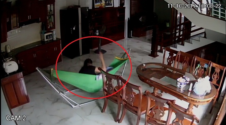 Phẫn nộ người giúp việc liên tiếp bạo hành cháu bé 5 tháng tuổi