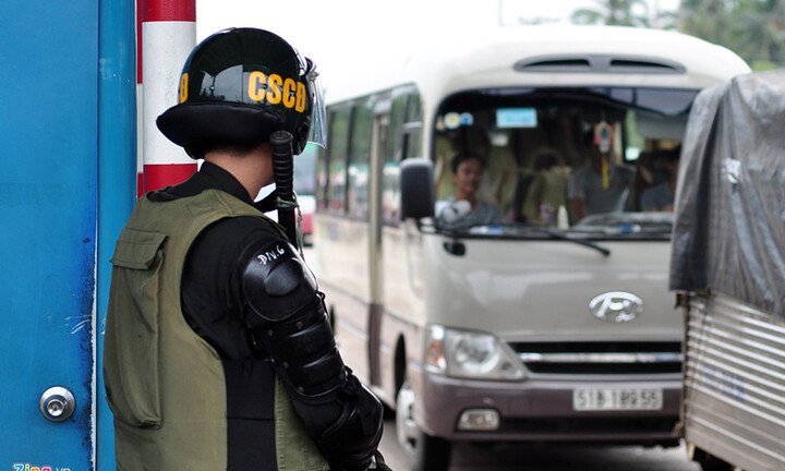 Cảnh sát giữ trật tự tại trạm BOT tuyến tránh Biên Hòa ngày thu phí trở lại