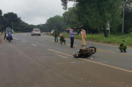 Chở con đi khám bệnh, người phụ nữ trẻ bị xe tải tông tử vong