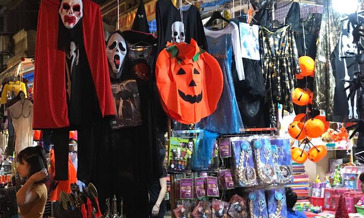 Đồ hóa trang kinh kị hút khách trước lễ Halloween