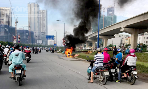 Xe tay ga cháy trơ khung trên xa lộ Hà Nội, chủ xe bỏ chạy thoát thân