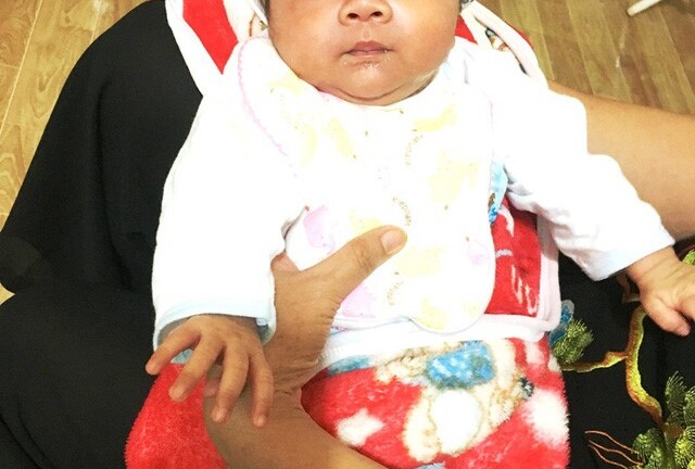 Phát hiện tiếng trẻ khóc trong thùng giấy khi đi thể dục