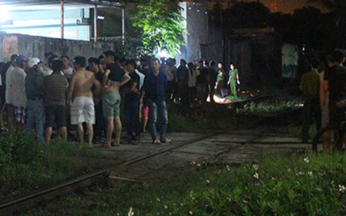 Nam thanh niên lao đầu vào tàu hỏa sau khi cãi nhau với bạn gái