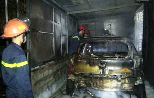 Gara ô tô cháy ngùn ngụt lúc rạng sáng, người dân bỏ chạy tán loạn