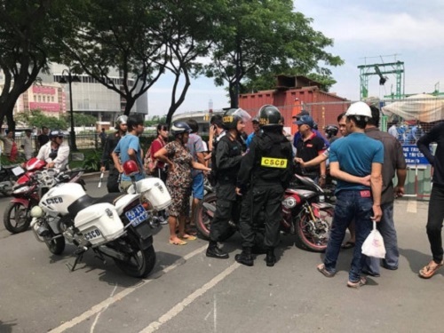 Tạm đình chỉ cảnh sát cơ động 'lên gối' nam sinh trên phố Sài Gòn